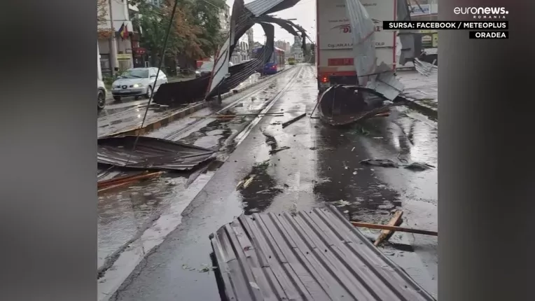 Furtuna a facut ravagii in vestul tarii. Mai multe acoperisuri au fost smulse de vijelie la Oradea