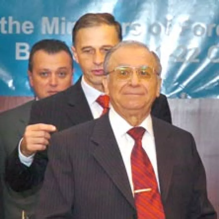 Geoana a intrat in ring cu Iliescu