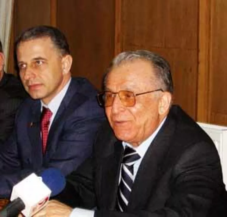 Geoana il infrunta joi pe Iliescu in cursa pentru sefia PSD