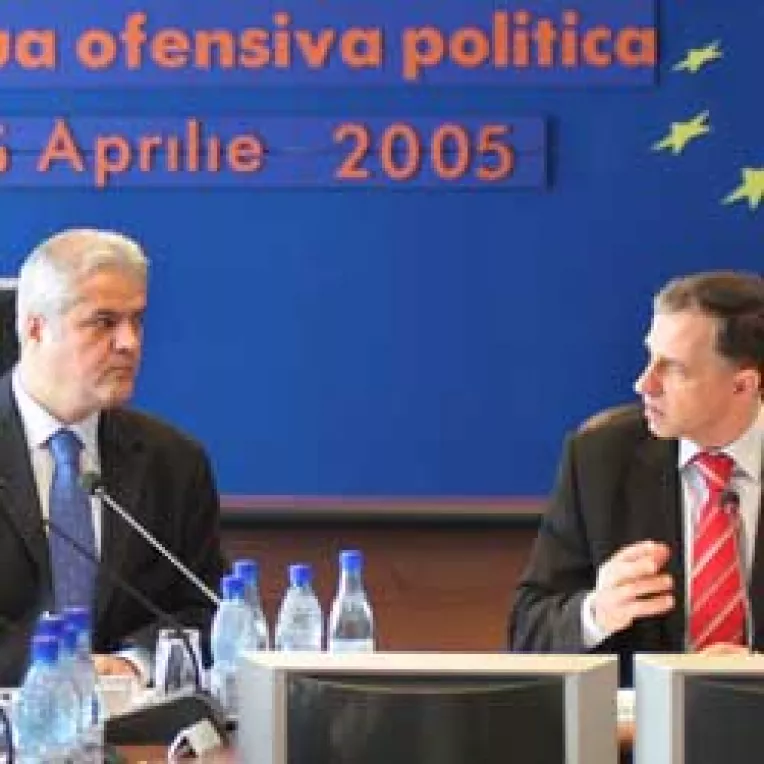 Geoana nu-si scapa din brate colegii cu “probleme“