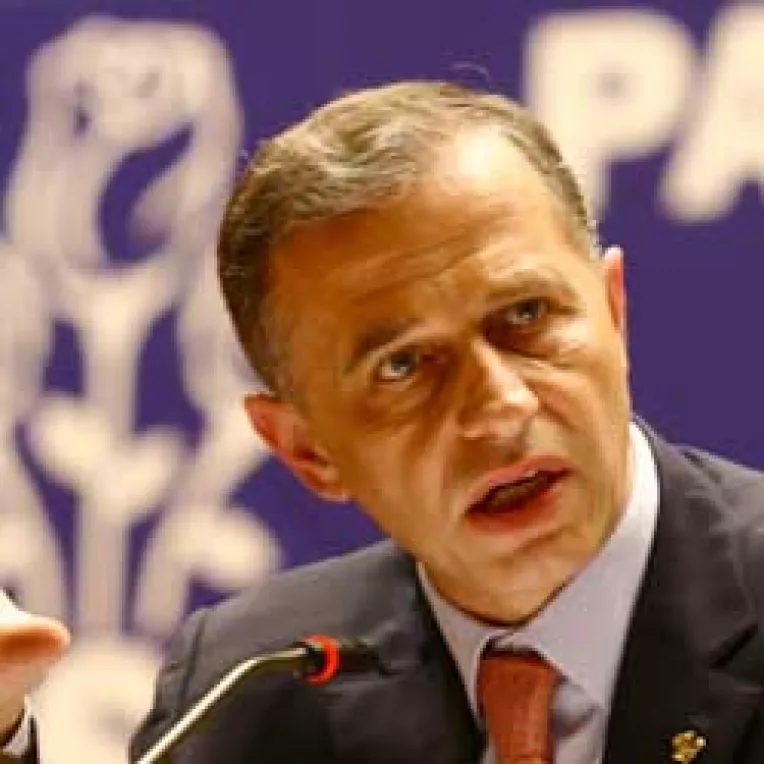 Geoana ridica buzduganul la lupta