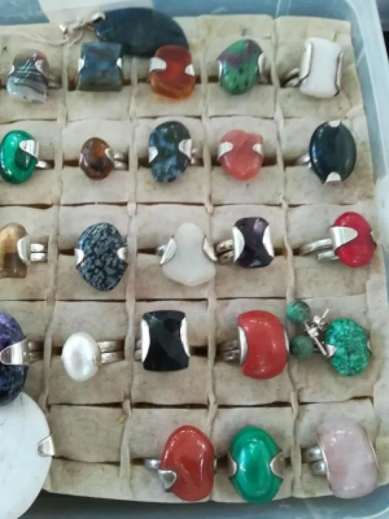 Geologul Carmen Andrei a venit cu serafinit, ametist, inele din argint cu lapis si jad