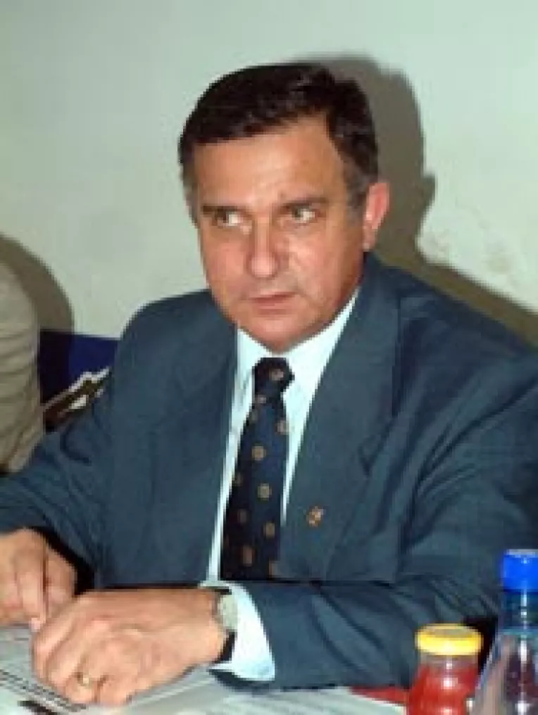 Gheorghe Funar il acuza pe Puiu Hasotti de fals privind identitatea