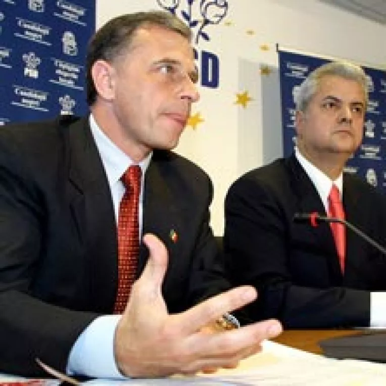 „Guvernul Basescu, condus de premierul Tariceanu“, luat la puricat