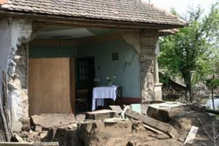 Guvernul transforma casele parintesti in case de vacanta. Zeci de sinistrati, taiati de la despagubiri