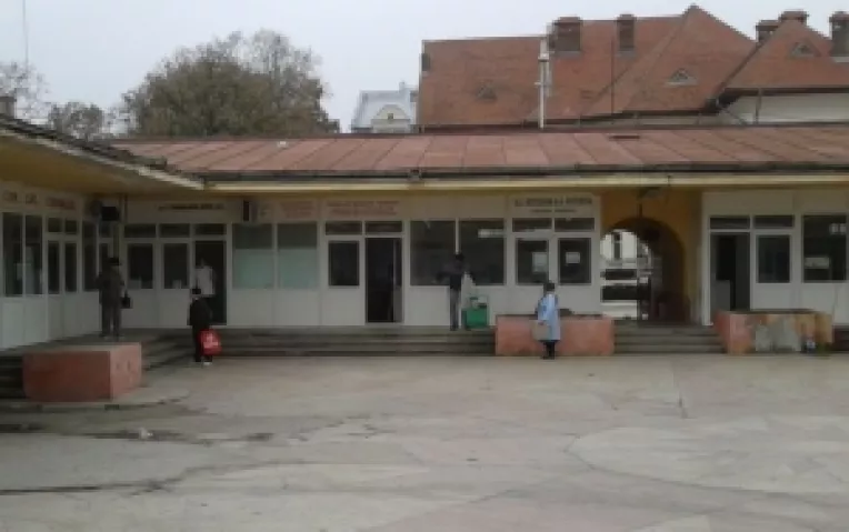 Hala de carne din centrul Calarasiului, ajunsa aproape o ruina, ar putea fi acoperita cu o cupola si transformata in hala de peste