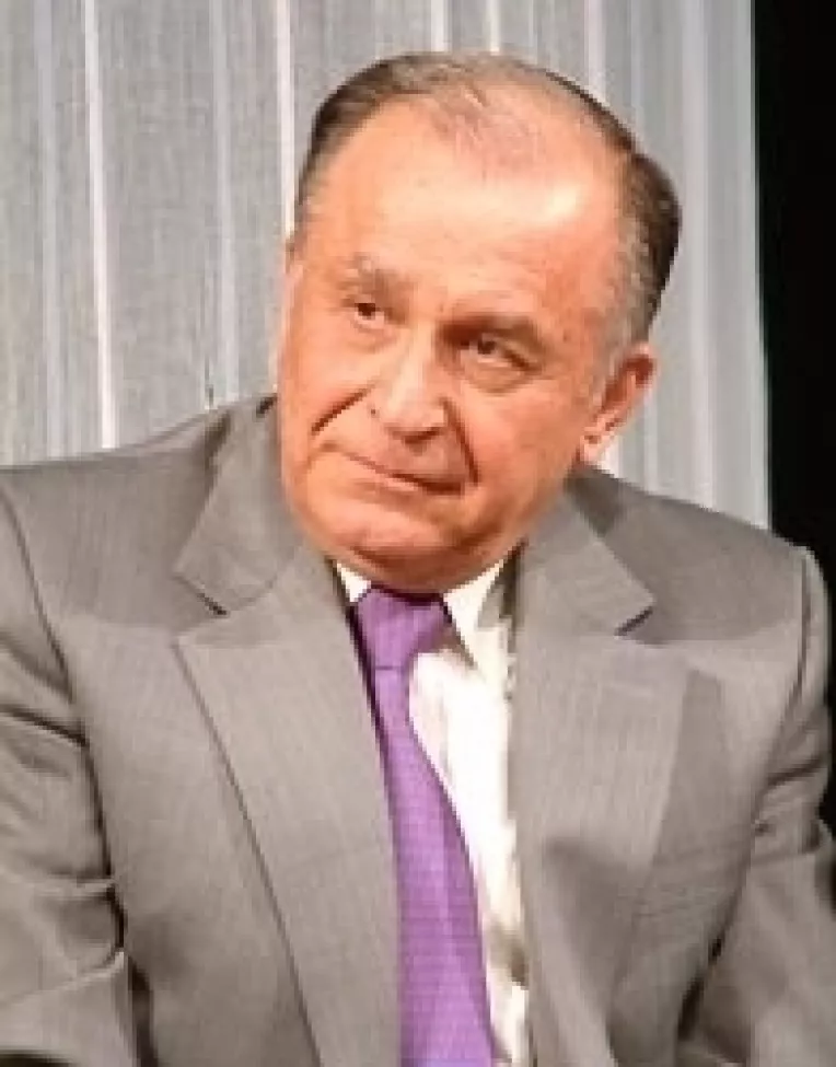 Iliescu-candidatu' l-a concediat pe Iliescu-presedintele