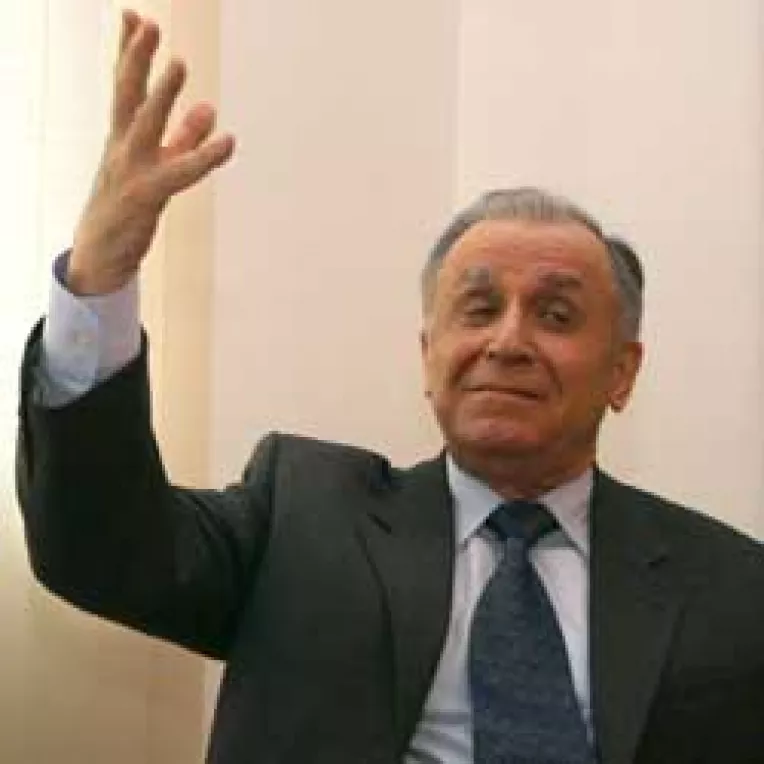 Iliescu cere Guvernului sa renunte la anticipate