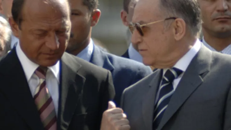 Iliescu despre Basescu: Cine nu face fata, se lasa de meserie si ii lasa pe altii mai capabili sa ia decizii