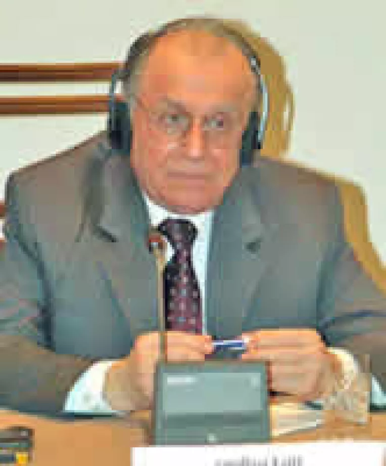 Iliescu plange dupa tovarasi intr-un partid plin de domni