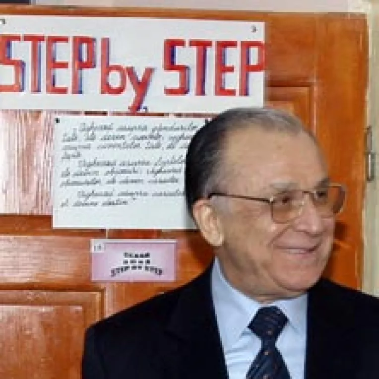 Iliescu si-a parasit biroul de la Senat