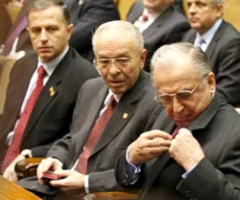 Iliescu si Vacaroiu au semnat motiunea de cenzura