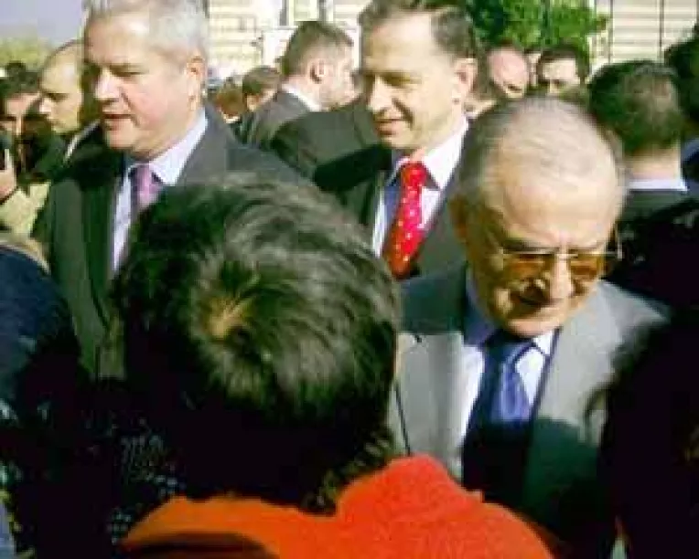 Iliescu, trimis la pensie de Geoana