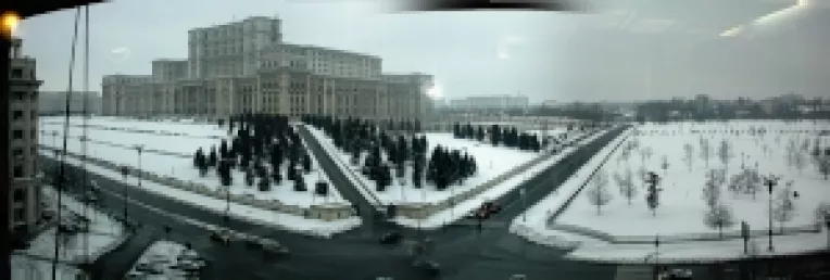 In Palatul Parlamentului din Romania, cea mai mare cladire din Europa si  a doua ca marime din lume, pute deseori a canalizare infundata