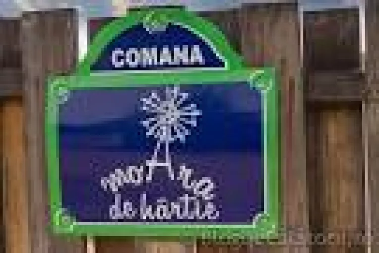 In Satul Mestesugarilor din Comana, judetul Giurgiu, localnicii ii invata pe vizitatori cum sa faca diverse obiecte din papura ori din lemn, dar si arta tesutului la razboi