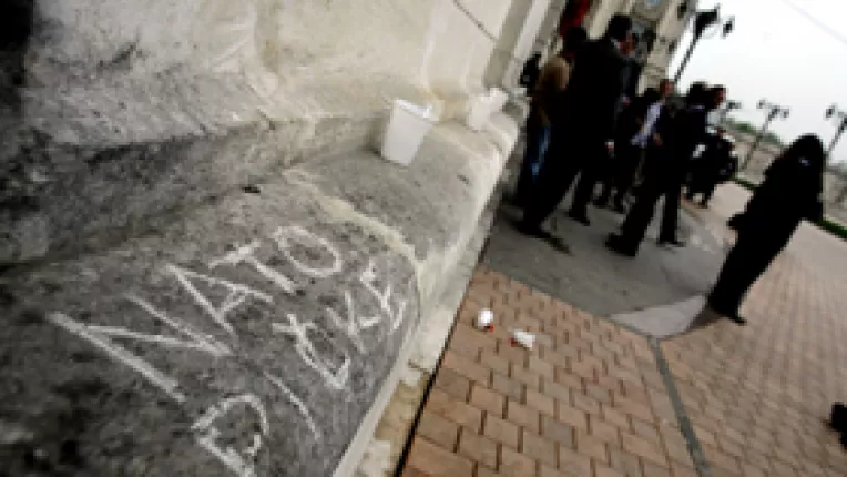 Inscriptie anti-NATO pe zidul Parlamentului