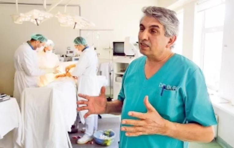 Interventie chirurgicala de exceptie : Profesorul doctor Gheorghe Burnei a a salvat de la invaliditate o fetita cu varsta de 4 ani