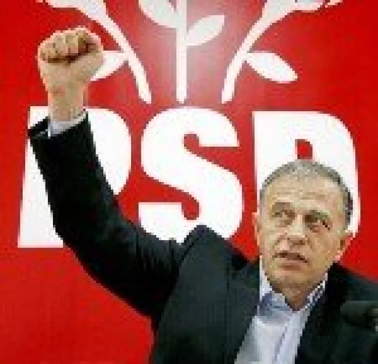 Jocul lui Mircea Geoana