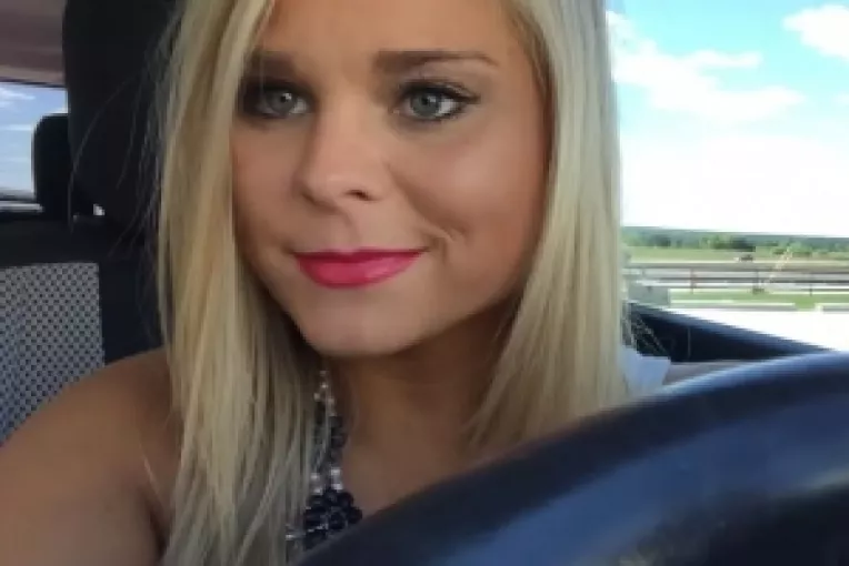 Jurnalista Alexis Bloomer cere iertare celor batrani in numele tinerilor care traiesc doar pentru a posta pe Facebook