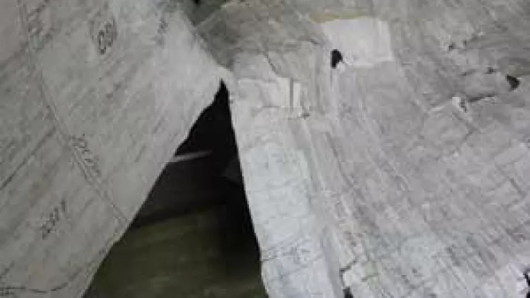 La iarba verde cu harti cadastrale ferfenita