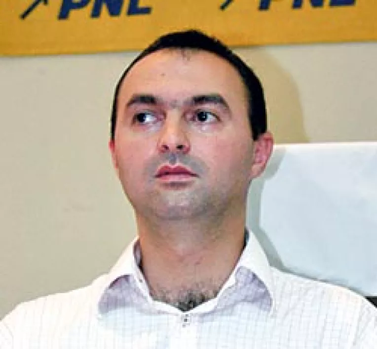 Liberalii nu-i mai vad cu ochi buni pe Chiuariu si Adomnitei