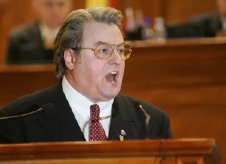 Liderul PRM, Corneliu Vadim Tudor, s-a ales cu bratul in ghips in urma busculadei de la partid