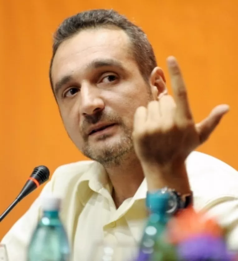 Logica lui Sebastian Lazaroiu: Ori Parlamentul accepta premierul propus de Basescu, ori anticipate