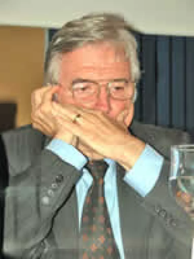 Lui Martin nu-i mai raspunde nici Edi la telefon dupa ce l-a facut deputat