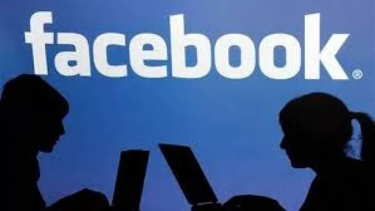 Majoritatea intra pe Facebook ca sa-i spioneze pe altii