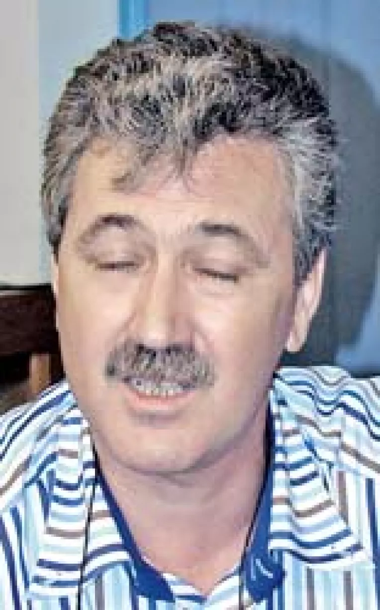 Manafu mananca alge cu polonicul la televizor