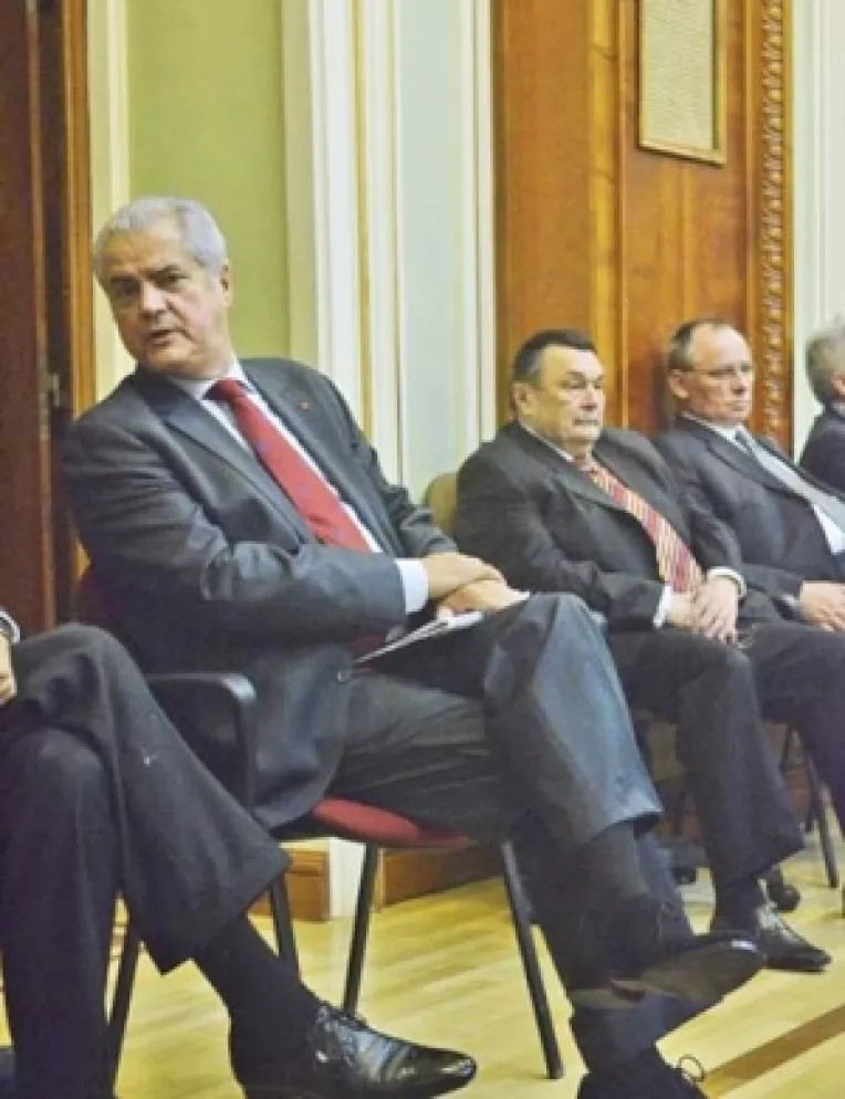 Marian Oprisan troneaza in prezidiu in timp ce Adrian Nastase este exilat pe o latura a salii