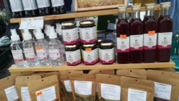 Marin Constantin din Dambovita: Avem suc de aronia, sirop de trandafiri si plante aromatice