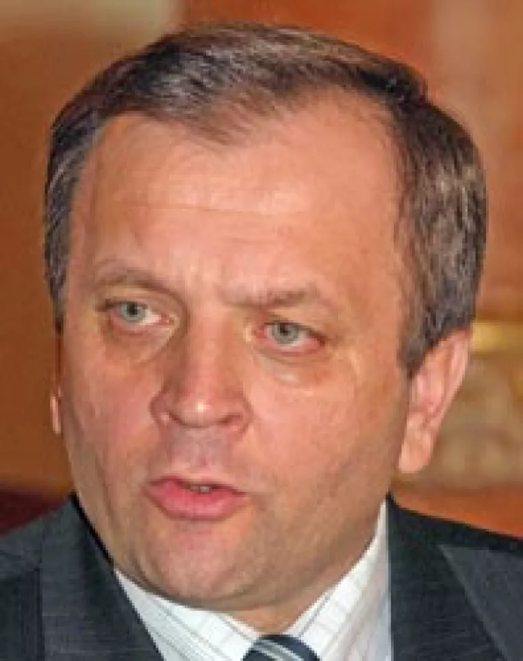 Ministrul Flutur si-a luat zborul catre "aripa" Stoica-Stolojan