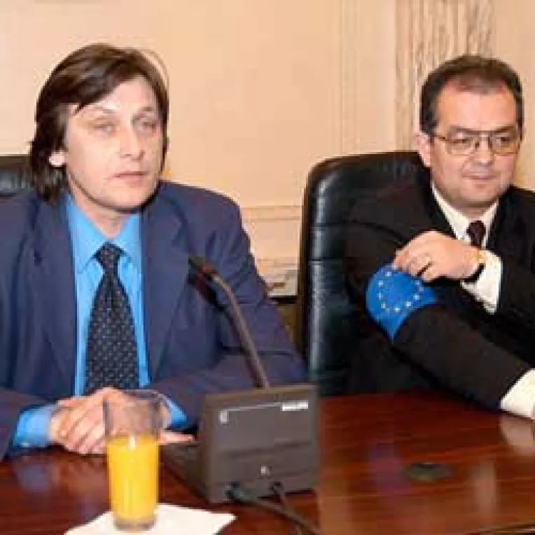 Miroase a praf de pusca in Alianta