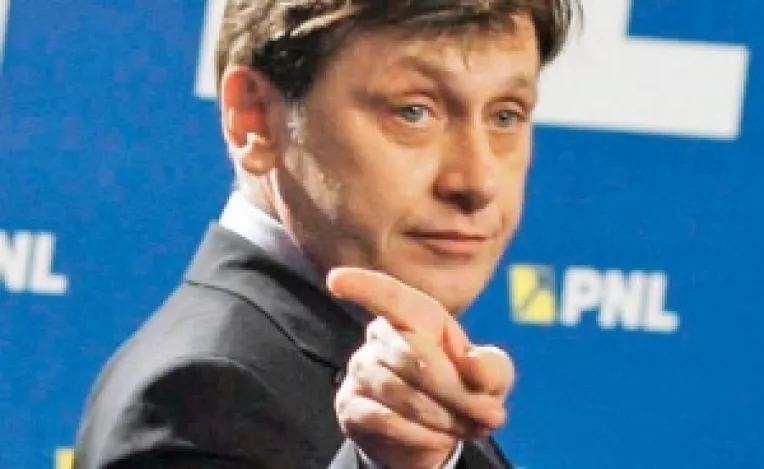 Miscarea de rezistenta: Crin Antonescu cere demisia presedintelui Traian Basescu