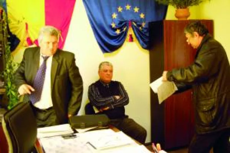 Mortii din Leu au bagat dracii in primarie