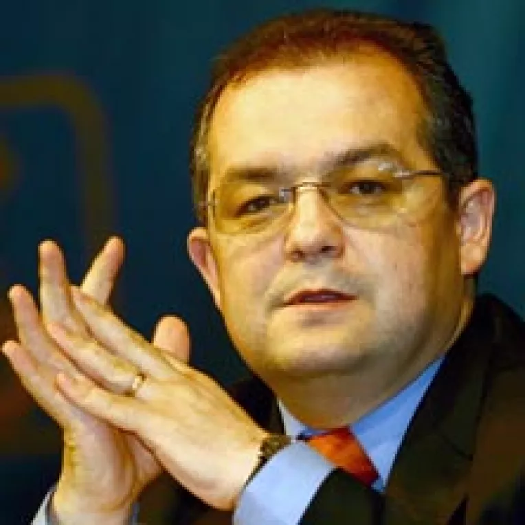 Neadoptarea regulamentului impiedica votarea legilor organice