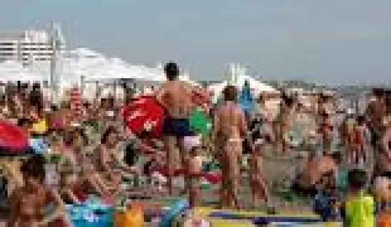 O femeie a fost agresata de un angajat al unei plaje din Mamaia pentru ca nu a vrut sa-si inchirieze sezlong