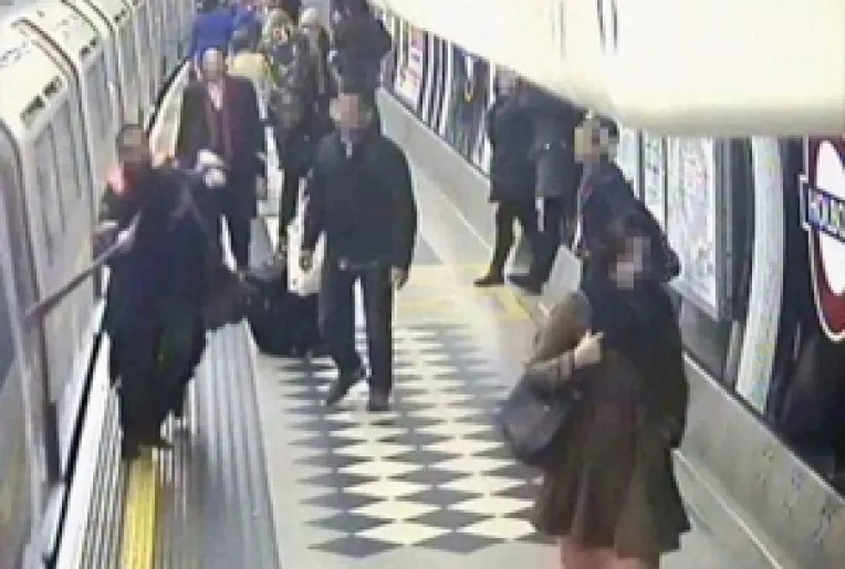O femeie a fost tarata 10 metri prin platforma si pe sub tunel, la metroul londonez 