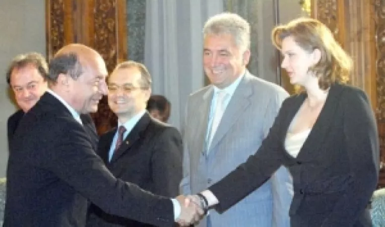 O gasca indopata isi bate joc de Parlament si de legi