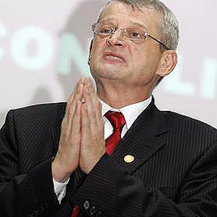 Oprescu: Basescu si Geoana sunt intelesi iar competitia e un blat