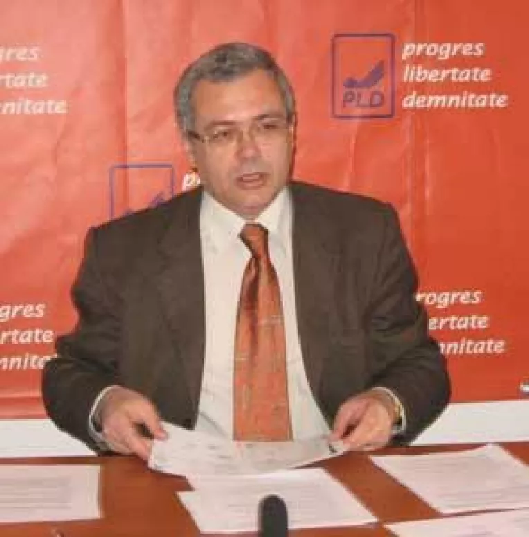 Pamantul transferat primarului Gheorghita naste controverse. Buzatu vrea explicatii de la Tariceanu