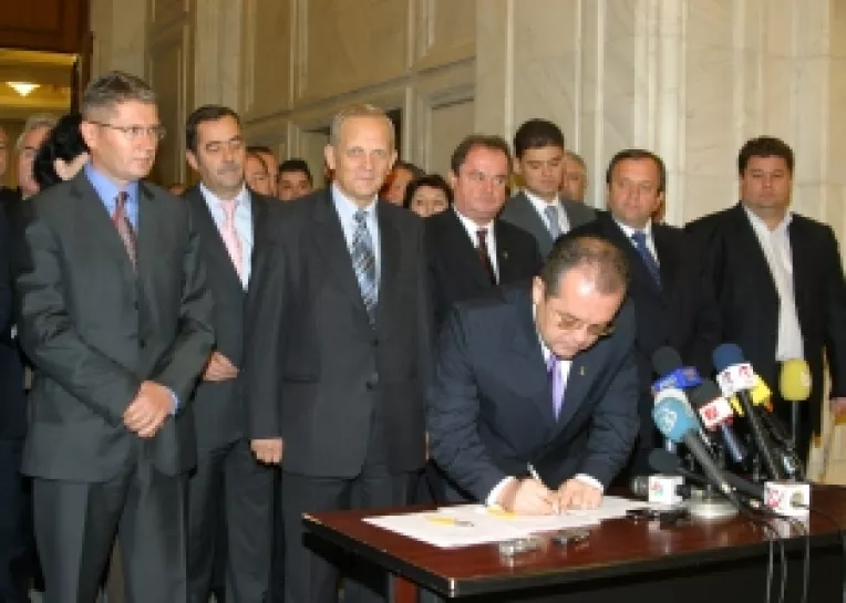 PD-L pune electoratul la treaba
Motiunea de cenzura de campanie