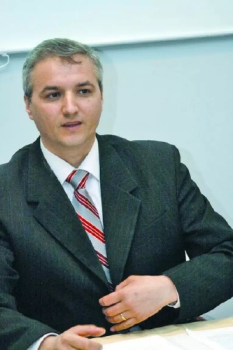 PD-L vrea in continuare postul de viceprimar la Navodari
Calapod: "Chelaru s-a obisnuit sa ii linga talpile lui Matei"