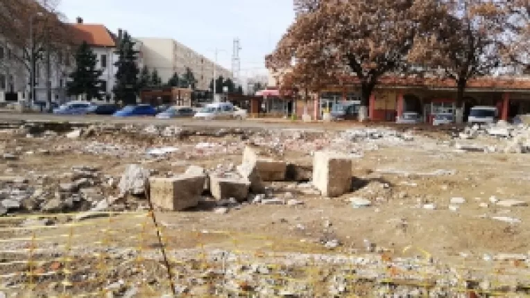 Pe locul vechii piete agroalimentare din Calarasi se va construi un Carrefour sau un McDonald's ?!