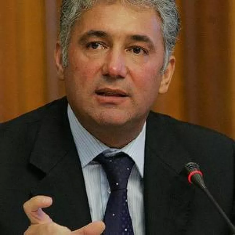 Pe timp de criza, unor politicieni le merge bine!