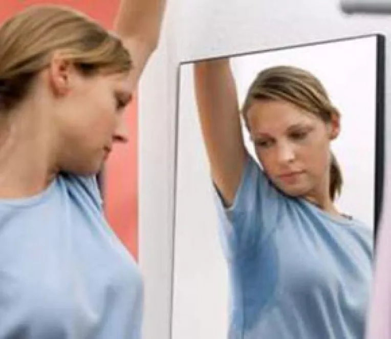 Persoanele care sufera de hipertiroidism transpira fara niciun motiv