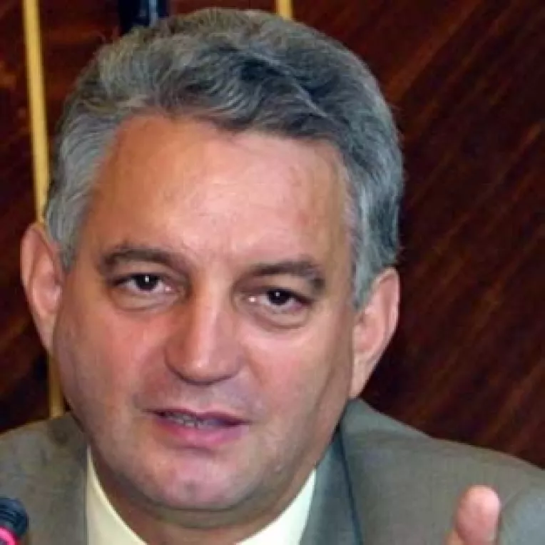 Politicienii din opozitie pun tunurile pe sondaje
