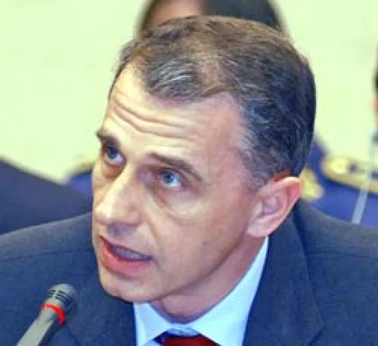 Politicienii romani lasa destinatiile exotice pentru colbul ulitelor mioritice