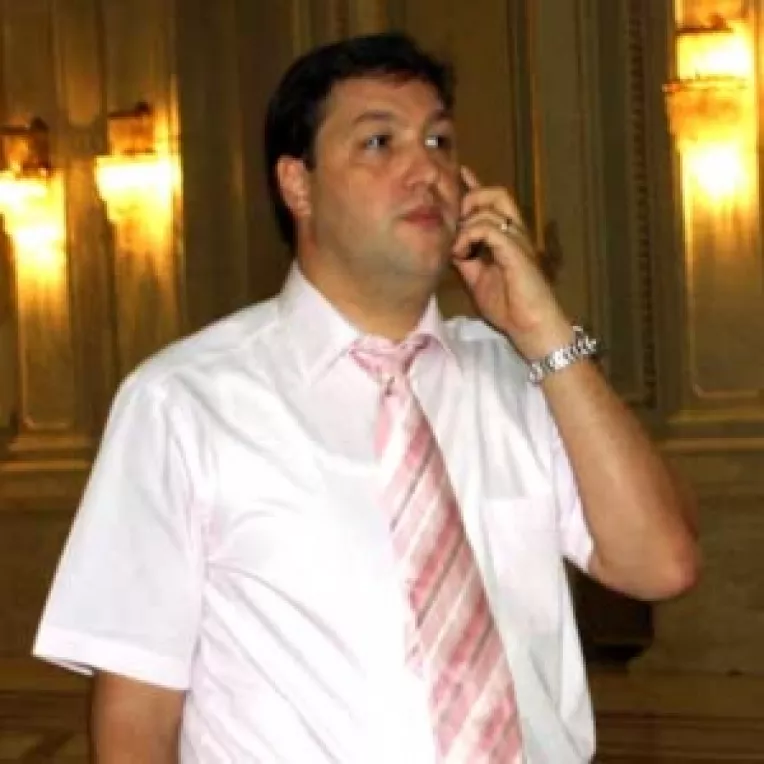 Politicienii vor sa stie cine mai asculta telefoanele
